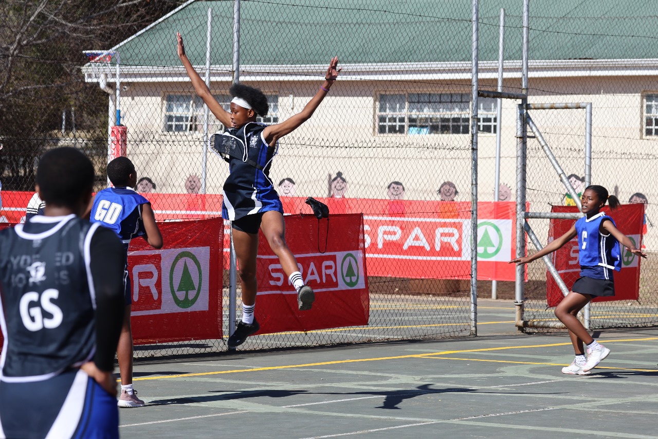 Ayanda Nondabula defending at the Spar Fast 5 Netball Challenge